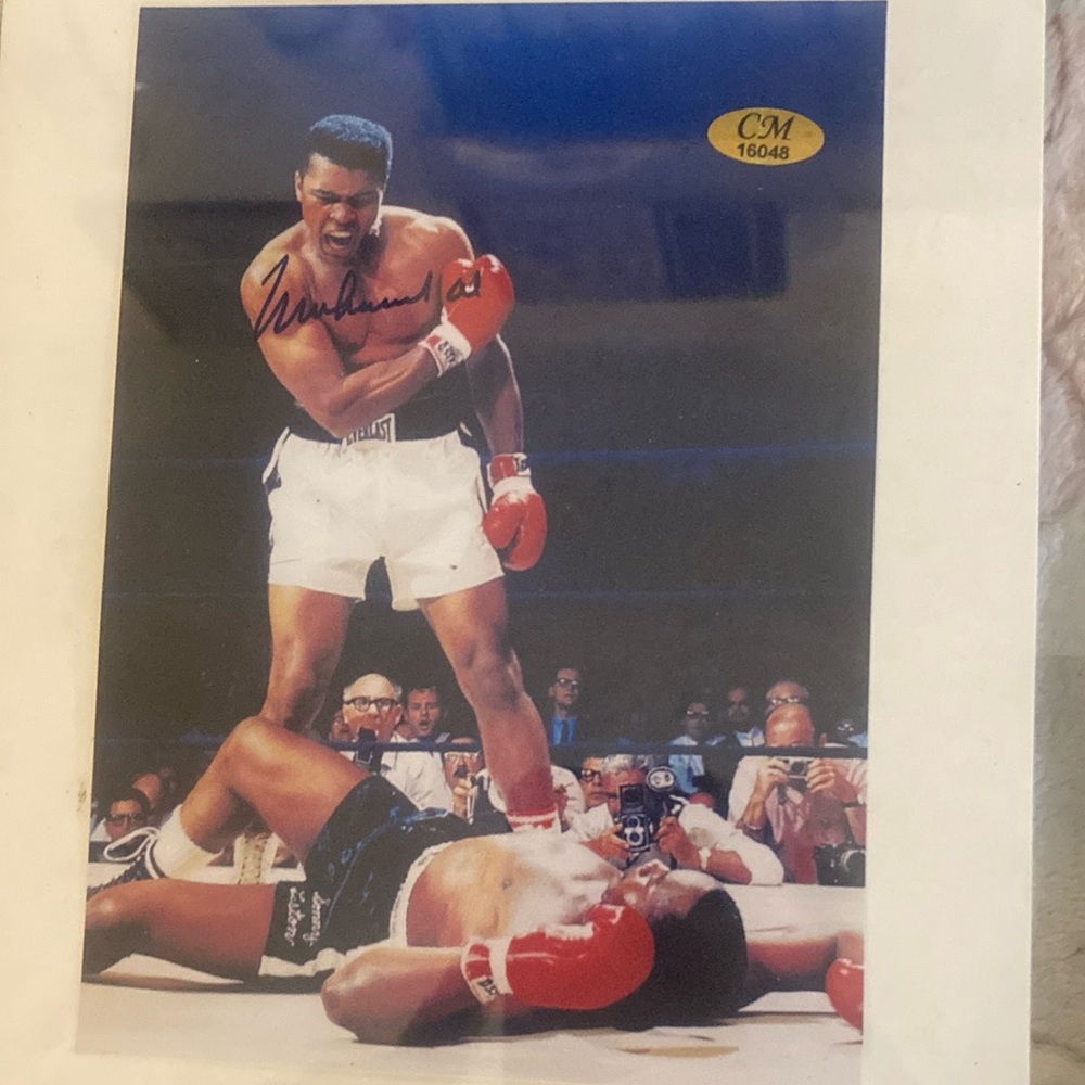 Boxing Legend Signed Photo of MUHAMMAD ALI CM16048. CERTIFICATE OF AUTHENTICITY.